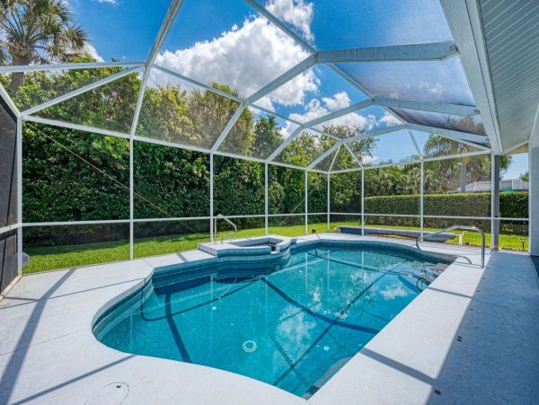 Beautiful Osprey Vacation Pool Home Sleeps Six Guests