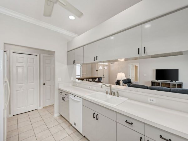 Beautiful Osprey Vacation Pool Home Sleeps Six Guests