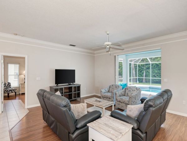 Beautiful Osprey Vacation Pool Home Sleeps Six Guests