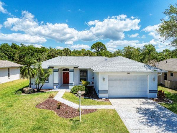 Beautiful Osprey Vacation Pool Home Sleeps Six Guests