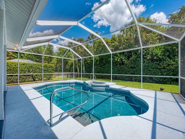 Beautiful Osprey Vacation Pool Home Sleeps Six Guests