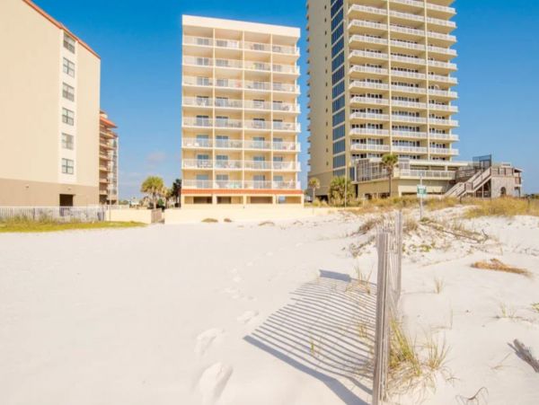 Beachfront Two Bedroom Vacation Rental in Gluf Shores