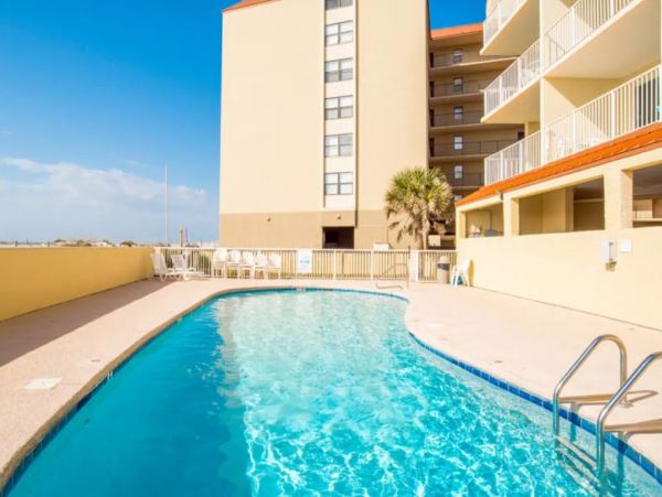 Beachfront Two Bedroom Vacation Rental in Gluf Shores