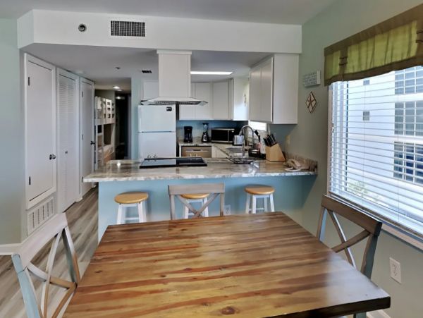 Beachfront Two Bedroom Vacation Rental in Gluf Shores