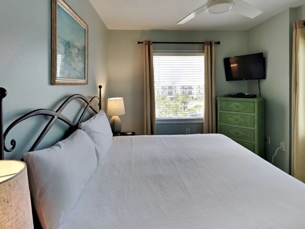 Beachfront Two Bedroom Vacation Rental in Gluf Shores