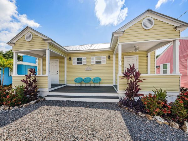Charming Beach Three Bedroom Cottage in Clearwater Beach