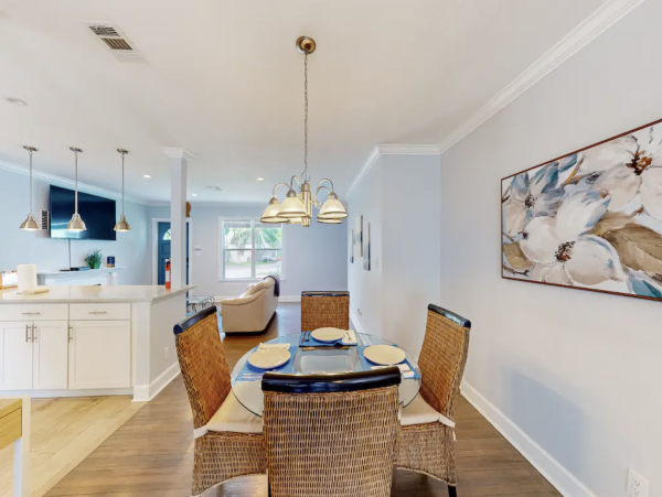 West Palm Beach Updated Cottage Close to Everything!