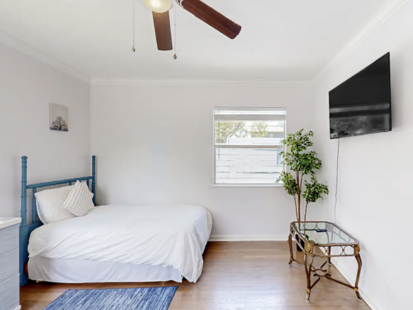 West Palm Beach Updated Cottage Close to Everything!