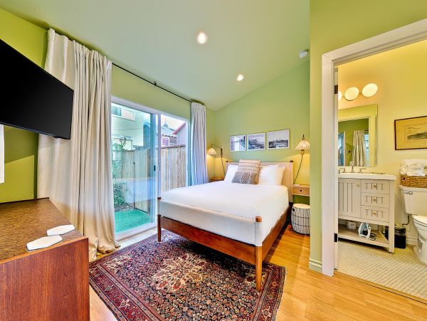Ocean Beach Three Bedroom Plus Studio Apartment Vacation Rental