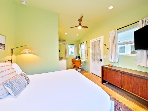 Ocean Beach Three Bedroom Plus Studio Apartment Vacation Rental