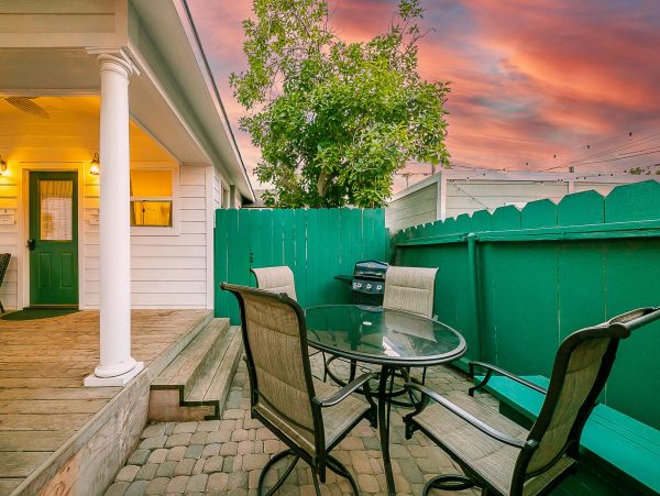 Ocean Beach Three Bedroom Plus Studio Apartment Vacation Rental