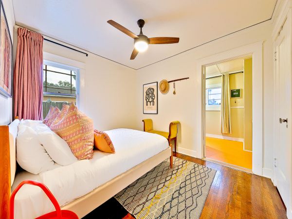 Ocean Beach Three Bedroom Plus Studio Apartment Vacation Rental