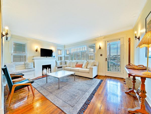 Ocean Beach Three Bedroom Plus Studio Apartment Vacation Rental