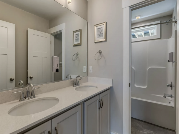 Beautiful Home for your Family Vacation with Pool Walk to Beach