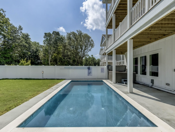 Beautiful Home for your Family Vacation with Pool Walk to Beach