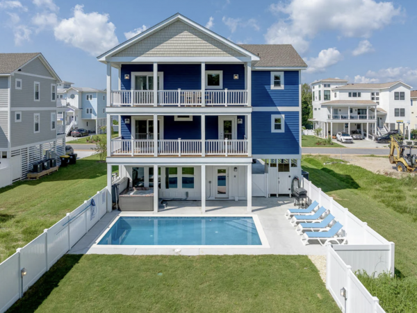 Beautiful Home for your Family Vacation with Pool Walk to Beach