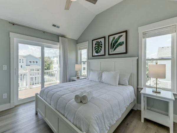 Beautiful Home for your Family Vacation with Pool Walk to Beach