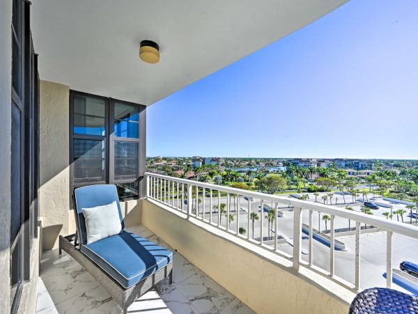 Enjoy a Top-Notch Beachfront Location at this 2 Bdrm Condo in Marco Island