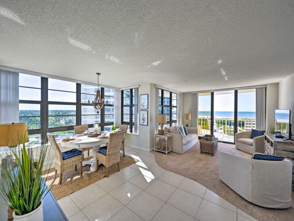 Enjoy a Top-Notch Beachfront Location at this 2 Bdrm Condo in Marco Island