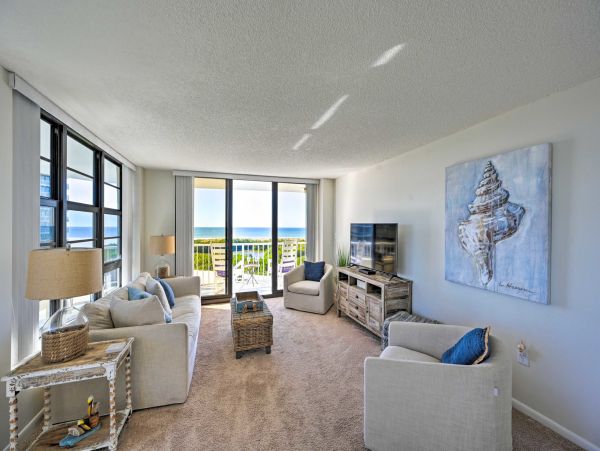 Enjoy a Top-Notch Beachfront Location at this 2 Bdrm Condo in Marco Island
