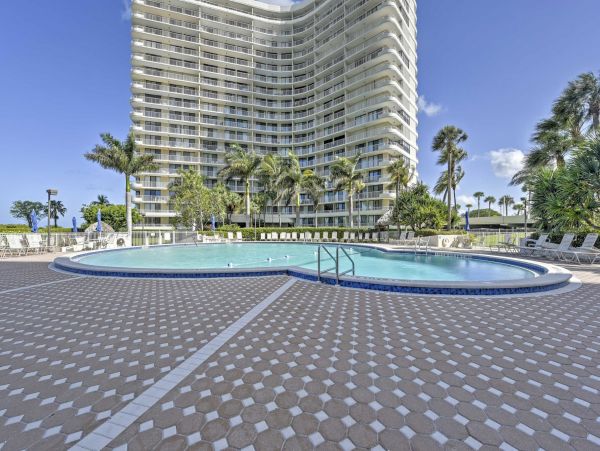 Enjoy a Top-Notch Beachfront Location at this 2 Bdrm Condo in Marco Island