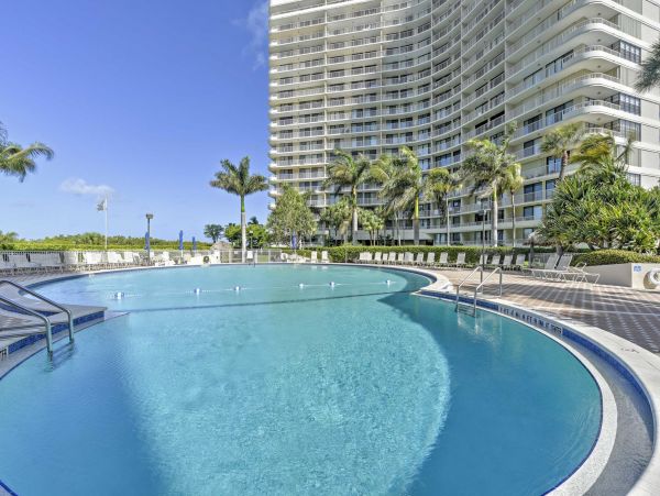 Enjoy a Top-Notch Beachfront Location at this 2 Bdrm Condo in Marco Island