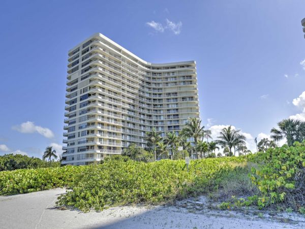 Enjoy a Top-Notch Beachfront Location at this 2 Bdrm Condo in Marco Island