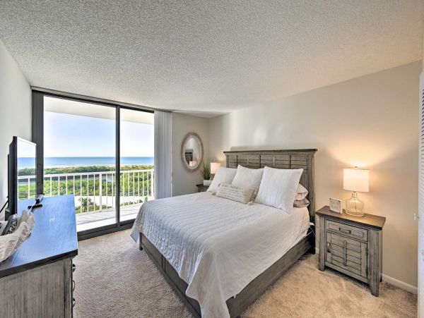 Enjoy a Top-Notch Beachfront Location at this 2 Bdrm Condo in Marco Island