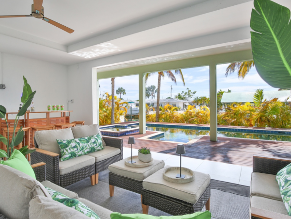 Bradenton 3 Bedroom Rental with Pool & Canal Views Sleeps 6