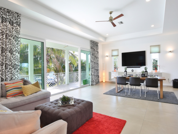 Bradenton 3 Bedroom Rental with Pool & Canal Views Sleeps 6