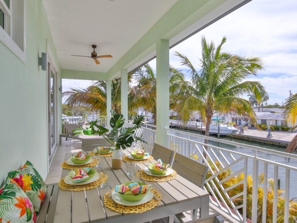 Bradenton 3 Bedroom Rental with Pool & Canal Views Sleeps 6