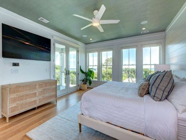 Isle of Palms Luxury 6 Bedroom Pool Home Sleeps 12 Guests