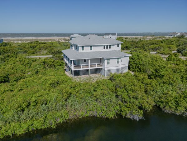 Bald Head Island Vacation Home 4 Bedrooms & Spacious Decks