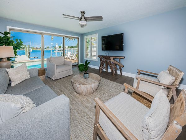 Bay Front Home With Private Pool For 9