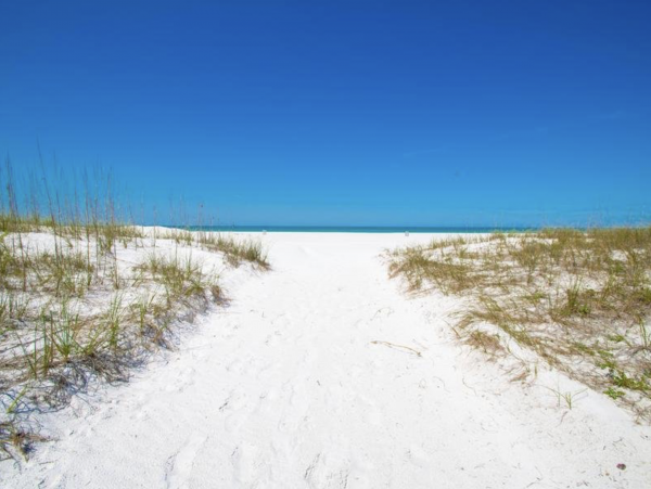 Charming Two Bedroom Condo in Clearwater Beach