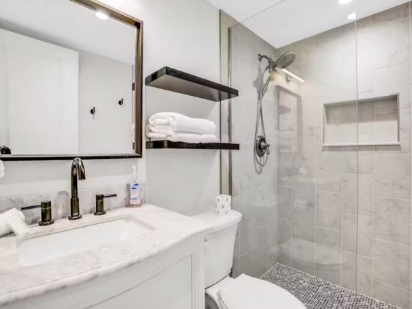 Clearwater Cozy Two Bedroom Vacation Rental 100 Yards from the Beach