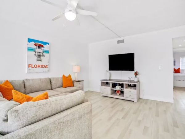Clearwater Cozy Two Bedroom Vacation Rental 100 Yards from the Beach