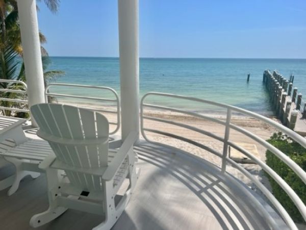 Modern 4 Bedroom Oceanfront Rental