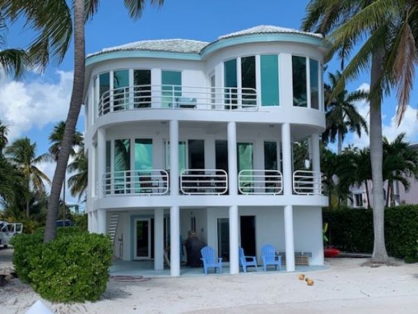 Modern 4 Bedroom Oceanfront Rental