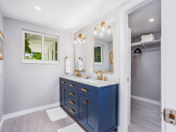 Beautiful Contemporary Home Fully Renovated with Saltwater Pool in Sarasota