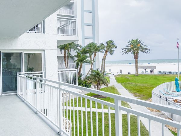Lovely Siesta Key 2 Bedroom Condo with Ocean Views