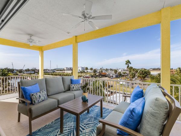 Fort Myers Canal Front Vacation Home with 3 Bedrooms