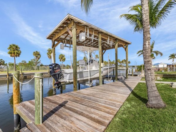 Fort Myers Canal Front Vacation Home with 3 Bedrooms