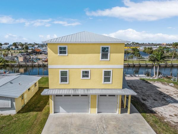 Fort Myers Canal Front Vacation Home with 3 Bedrooms