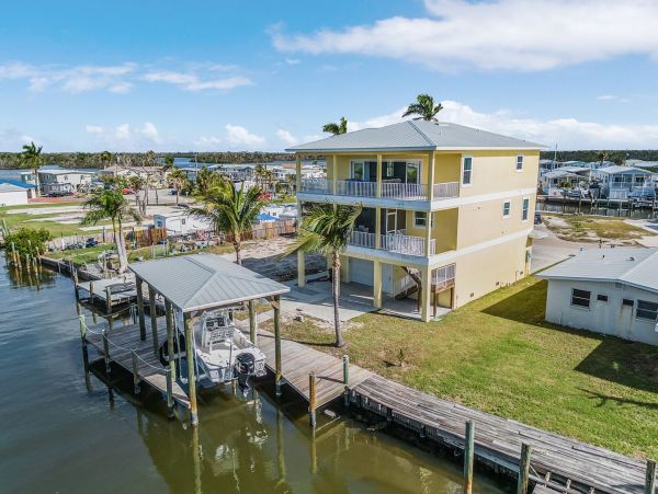 Fort Myers Canal Front Vacation Home with 3 Bedrooms