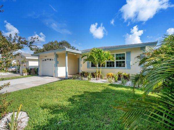 Walk to Beach Vacation Home Three Bedroom in Indian Rocks