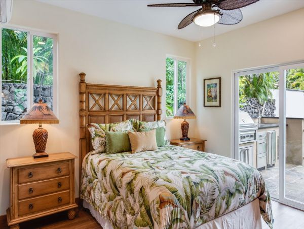 Kailua-Kona Vacation Rental Luxury 6-Bedroom Hawaii Beach Home with Lanai & Pool