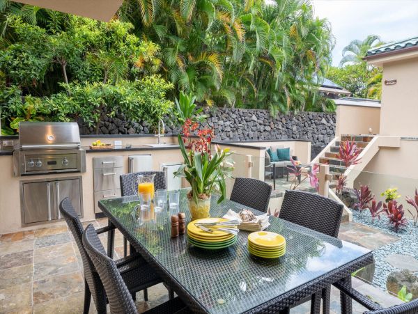 Kailua-Kona Vacation Rental Luxury 6-Bedroom Hawaii Beach Home with Lanai & Pool