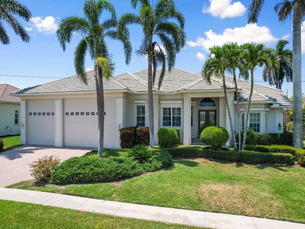 Marco Island Luxury Pool Home 3 Bedrooms & Gourmet Kitchen