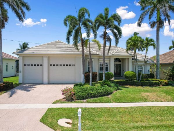 Marco Island Luxury Pool Home 3 Bedrooms & Gourmet Kitchen